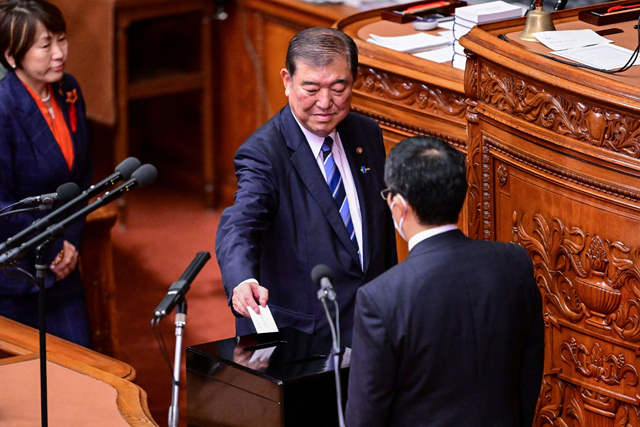 This file photo taken on October 1 shows Shigeru Ishiba (centre), the then-new head of the ruling Liberal Democratic Party (LDP), casting his ballot as he attends an extraordinary session of the lower house of parliament to select a new prime minister in Tokyo (AFP photo)