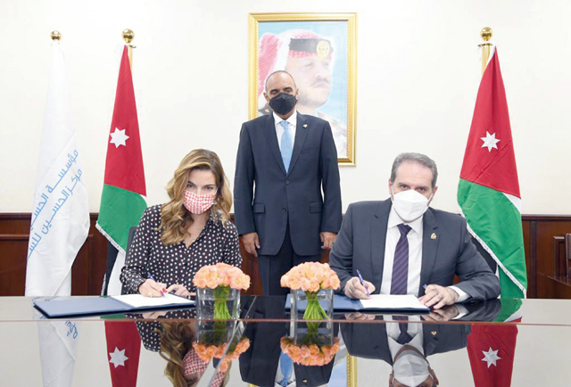 HRH Princess Ghida Talal, chairperson of the King Hussein Cancer Foundation and the KHCC, and Health Minister Feras Al Hawari sign an agreement in the presence of Prime Minister Bisher Al Khasawneh on Sunday (Petra photo)