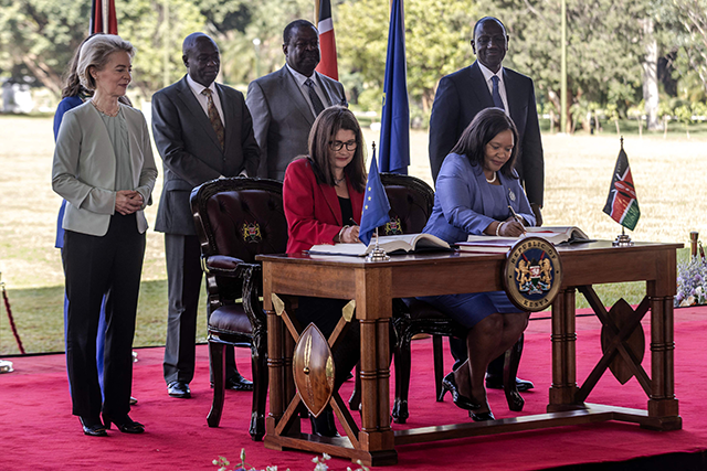 President of the European Commission Ursula von der Leyen and President of Kenya William Ruto observe how their representatives sign a new trade agreement at the State House in Nairobi on Monday (AFP photo)