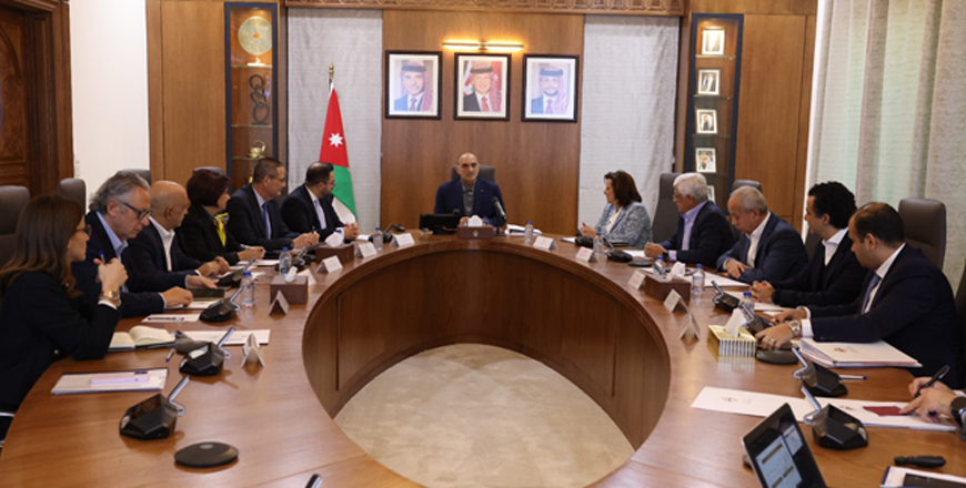 Prime Minister Bisher Khasawneh chairs the Investment Council meeting, discussing the achievements in the investment sector on Tuesday (Petra photo)