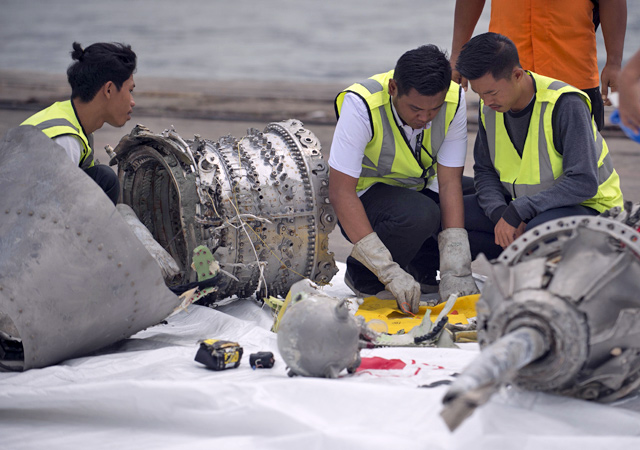 Investigators examine engine parts from the ill-fated Lion Air flight JT 610 at a port in Jakarta, on Wednesday, after they were recovered from the bottom of the Java Sea (AFP photo)