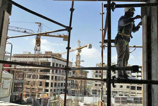 Delays in payments of contractors' dues, amid the absence of new tenders for 2021, would result in the weakening of the sector and its collapse, according to the Jordanian Construction Contractors Association (File photo)