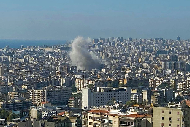 Smoke billows from the site of an Israeli airstrike that targeted Beirut's southern suburbs on Thursday. (AFP photo)