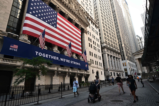 People walk outside the New York Stock Exchange on Monday  (AFP photo)