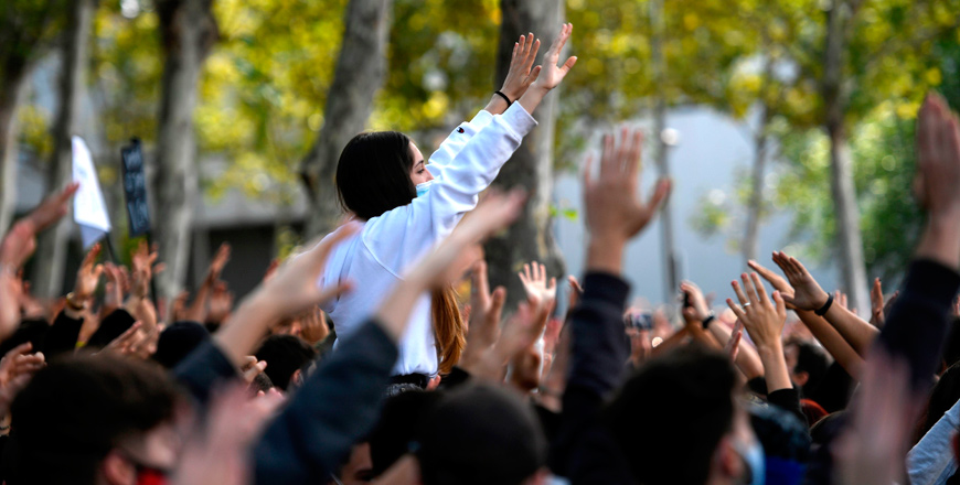 Protesters attend a demonstration against the restrictions imposed by the regional government to fight the coronavirus spread at the Vallecas district in Madrid, on Sunday (AFP photo)