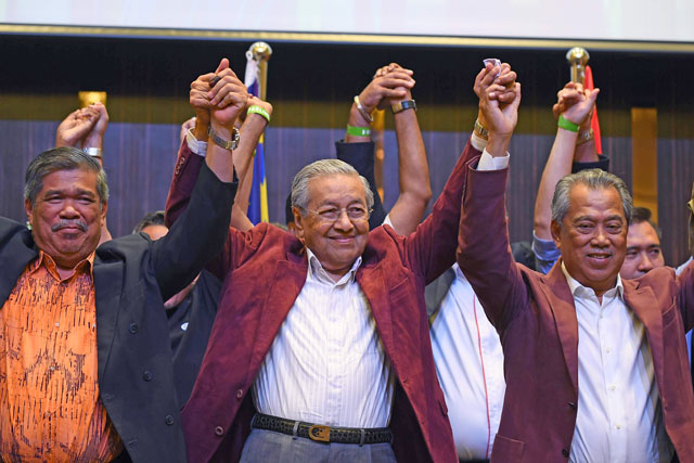 Former Malaysian prime minister and opposition candidate Mahathir Mohamad (centre) celebrates with other leaders of his coalition during a press conference following the 14th general elections in Kuala Lumpur on Thursday (AFP photo)