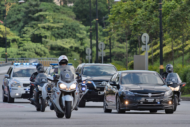 Malaysia’s former prime minister Mahathir Mohamad motorcade arrives at the National Palace in Kuala Lumpur on Monday (AFP photo)