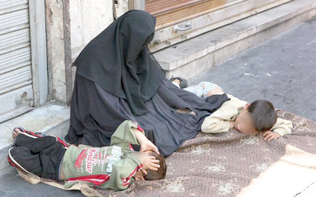 Women and children begging for money on the streets have become a common sight.  Nearly 2,566 beggars have been arrested by anti-vagrancy cadres across the Kingdom since the beginning of 2020, according to the anti-vagrancy department. (File photo)