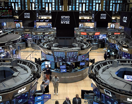 Traders work the floor of the New York Stock Exchange on Friday (AFP photo)