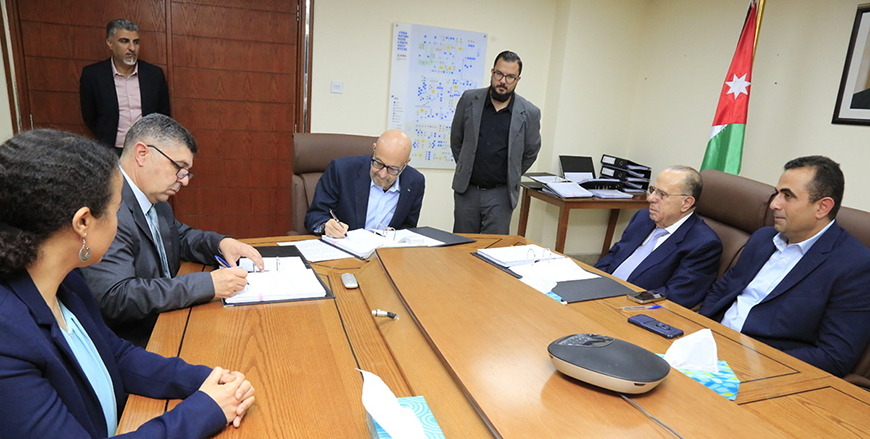 The Ministry of Water and Irrigation on Wednesday signs an agreement with local contractors to implement the second, third and fourth phases of the Construction of Bani Kenanah Water Supply System Project (Petra photo)
