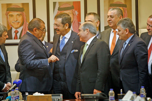 Jordanian Prime Minister Hani Al Mulki (4th left) meets with TOBB (the Union of Chambers and Commodity Exchanges of Turkey) President M. Rifat Hisarciklioglu (3rd left) and Turkish businessmen in Amman on Tuesday (Anadolu Agency photo)