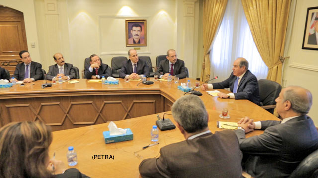 Prime Minister Hani Mulki chairs a meeting at the Foreign Ministry on Tuesday (Petra photo)