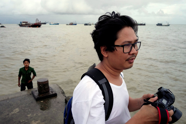 Reuters journalist Wa Lone, who is based in Myanmar, is seen working in Sittwe in the state of Rakhine, Myanmar, on September 18, 2017 (Reuters file photo)
