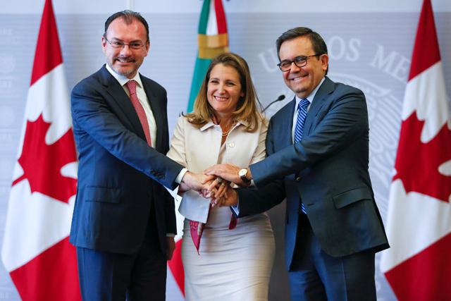 Mexico’s Foreign Minister Luis Videgaray, Canada’s Foreign Minister Chrystia Freeland and Mexico’s Economy Minister Ildefonso Guajardo pose for a photo after delivering a joint message in Mexico, City, Mexico, July 25, 2018 (Reuters file photo)