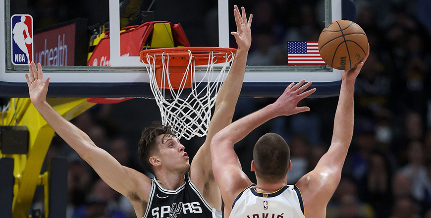 Nikola Jokic #15 of the Denver Nuggets goes to the basket against Zach Collins #23 of the San Antonio Spurs in the third quarter at Ball Arena on Saturday in Denver, Colorado (AFP photo)