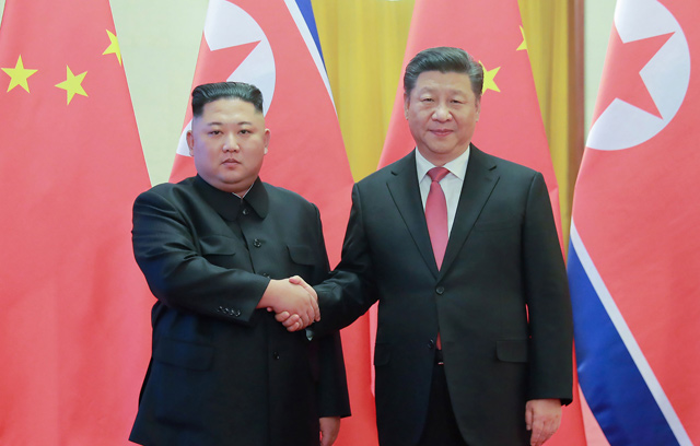 This photo, taken on January 8, 2019, shows North Korea's visiting leader Kim Jong-un (left) shaking hands with China's President Xi Jinping (right) during a welcome ceremony at the Great Hall of the People in Beijing (AFP file photo)