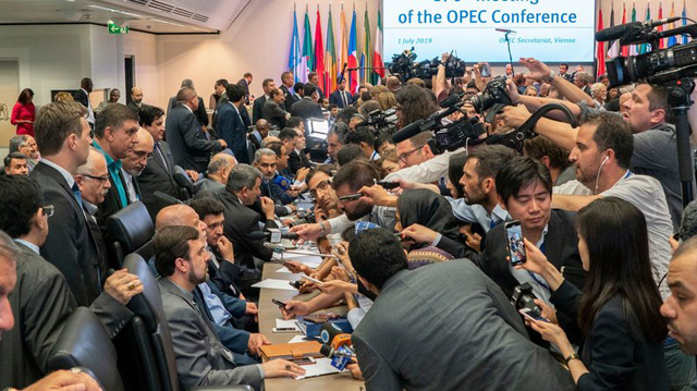 Journalists interview oil ministers on the sidelines of the 176th meeting of the OPEC conference in Vienna (AFP file photo )