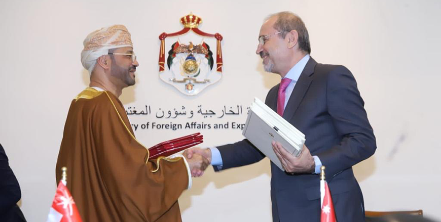Deputy Prime Minister and Minister of Foreign Affairs Ayman Safadi and his Omani counterpart Sayyid Badr Albusaidi during a signing ceremony on Thursday (Photo courtesy of Foreign Ministry)