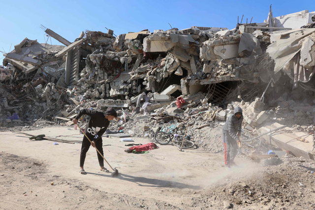 Palestinians prepare to set camp in front of the rubble of their houses as they return to Jabalia in the northern Gaza Strip, on Tuesday (AFP photo)