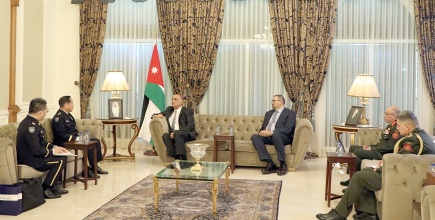 Prime Minister Bisher Khasawneh in a meeting with Chief of Staff and Joint Staff of the Japan Self-Defence Forces General Koji Yamazaki and his accompanying delegation on Sunday (Petra photo)