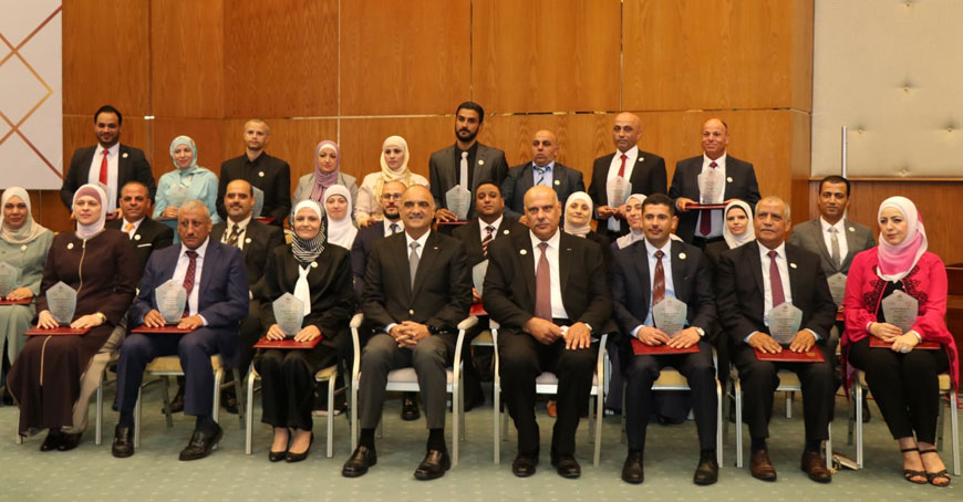 Prime Minister Bisher Al Khasawneh poses for a group photo with winners of the 13th edition of the Ideal Employee Award  on Tuesday (Petra photo)