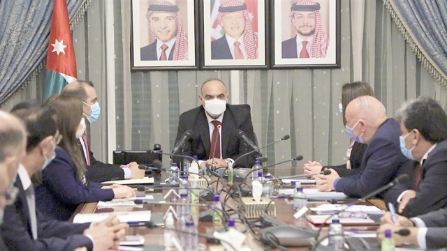 Prime Minister and Minister of Defence Bisher Al Khasawneh meets with an Iraqi delegation on Wednesday (Petra photo)