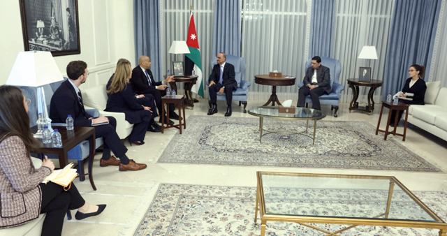 Prime Minister Bisher Khasawneh on Sunday receives a delegation from the US Senate (Petra photo)