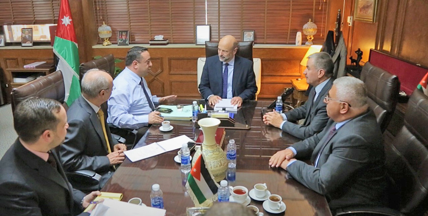   Prime Minister Omar Razzaz chairs part of the first meeting of the team tasked with reviewing violations recorded by the Audit Bureau in 2019  (Petra photo)
