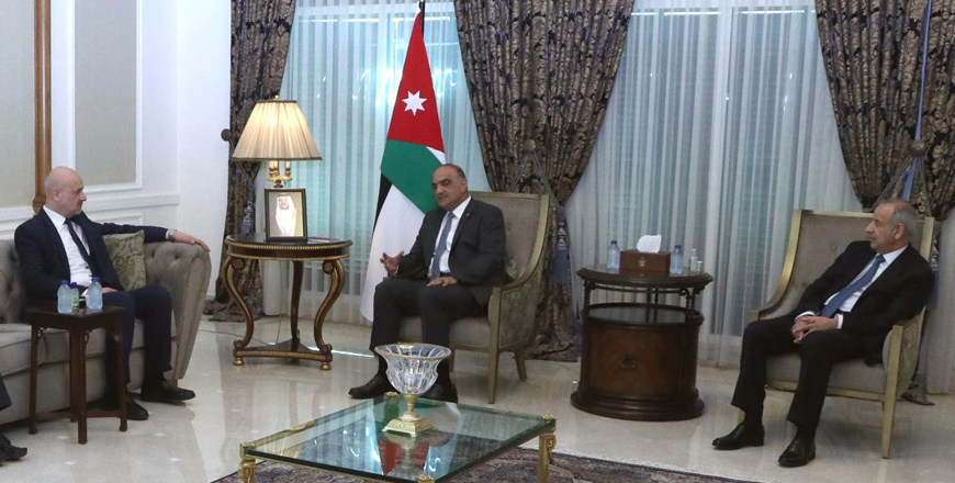 Prime Minister Bisher Al Khasawneh meets with Lebanese Minister of Interior and Municipalities Bassam Mawlawi on Monday (Petra photo)