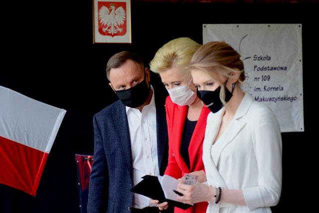 Left - right: Polish President and candidate to his succession for the Law and Justice (PiS) Party Andrzej Duda, his wife Agatha and his daughter Kinga vote on Sunday in Krakow during the second round of Poland's presidential election (AFP photo)