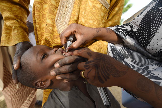 A health worker administers a vaccine to a child during a vaccination campaign against polio at Hotoro-Kudu, Nassarawa district of Kano in northwest Nigeria, on April 22, 2017 (AFP file photo)