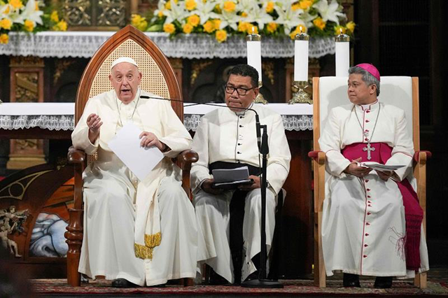Pope Francis (left) speaks to members of the Catholic community at the Jakarta Cathedral in Jakarta on September 4 (AFP photo)