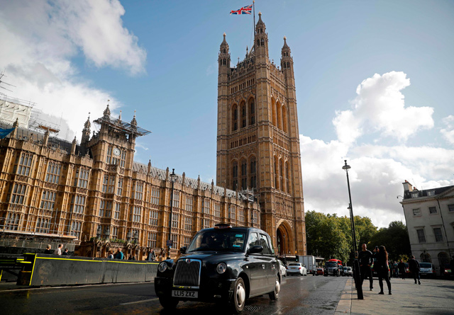 A black London taxi cab is driven past the Houses of Parliament in central London on Tuesday, as the clock ticks down to Britain's October 31 EU exit date (AFP photo)