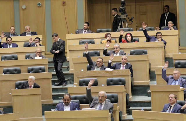 Lawmakers are seen during a session on Sunday (Petra photo)