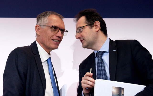 Chairman of the Managing Board of French carmaker PSA Group Carlos Tavares (left) listens to CFO Philippe de Rovira (right) after the presentation of the group full year 2019 financial results at the PSA headquarters in Rueil-Malmaison, on Wednesday (AFP photo)