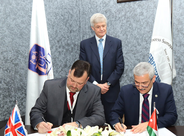 Princess Sumaya University for Technology President Mashhoor Al Refai and London College of United Knowledge Director Troy Blankenship sign a cooperation agreement in the presence of British Ambassador to Jordan Edward Oakden (Photo courtesy of PSUT)