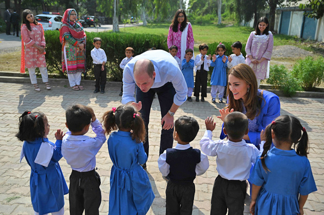 Britain's Prince William (centre), Duke of Cambridge, and his wife Catherine, Duchess of Cambridge, meet with schoolchildren during their visit to a government-run school in Islamabad, on Tuesday  (AFP photo)