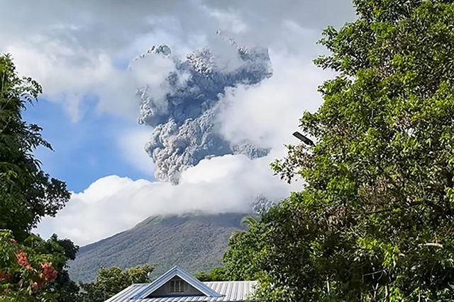 A volcano erupted in the central Philippines on December 9, sending a huge ash column into the sky as the government ordered the evacuation of surrounding villages (AFP photo)