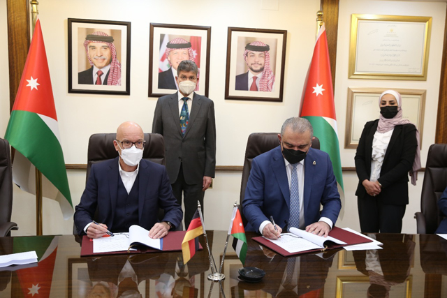 Minister of Planning and International Cooperation Nasser Shraideh and German Development Bank Jordan Country Director Mark Schwiete sign an agreement on Tuesday (Photo courtesy of Planning Ministry)