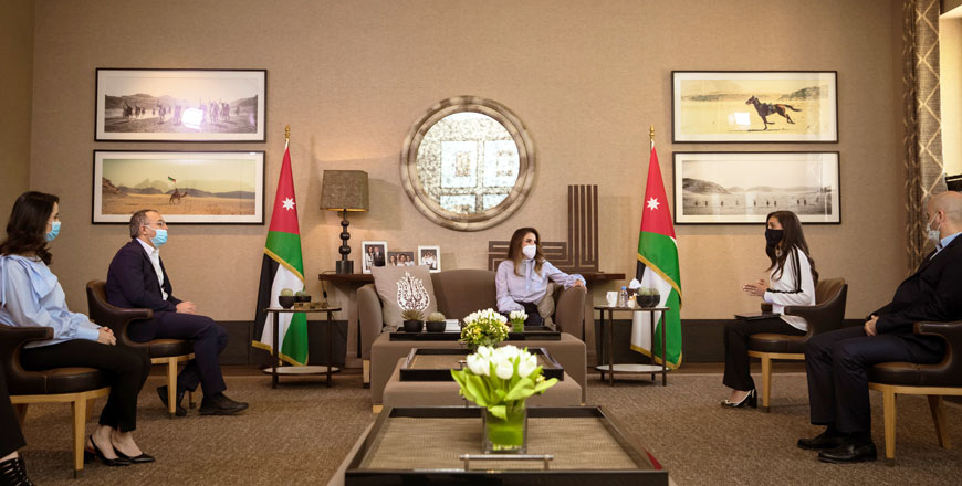 Her Majesty Queen Rania meets with a group of employees and volunteers from the Royal Health Awareness Society and digital health platform Altibbi on Monday (Photo courtesy of Royal Court)
