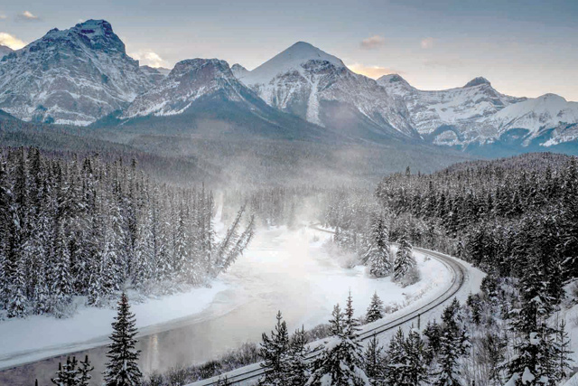 This file photo shows the famous 'Morant's Curve' offering a view of the frozen Bow River and the Canadian Pacific Railway at Banff National park, Canada, late on December 6, 2013 (AFP photo)