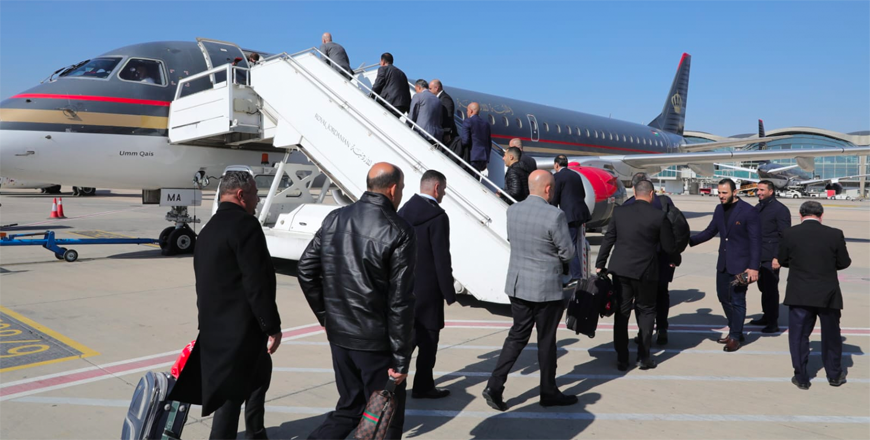 A delegation from the Civil Aviation Regulatory Commission (CARC) boards a Royal Jordanian plane that landed on January 7 at Damascus International Airport  (File photo)