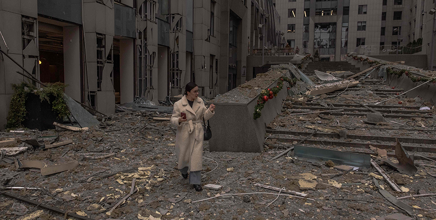 A woman walks among rubbles at the site of a missile attack in Kyiv on December 20, 2024, amid the Russian invasion of Ukraine (AFP photo)
