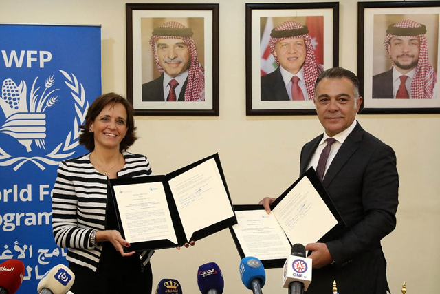 Minister of Planning and International Cooperation Wissam Rabadi and United Nations World Food Programme (WFP) Country Director and Representative Sarah Gordon-Gibson pose for a photo during the signing of a $700 million agreement to provide assistance to one million vulnerable Jordanians and refugees in Amman on Sunday (Photo courtesy of the Ministry of Planning and International Cooperation)