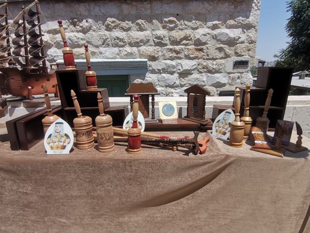Hand-made products by Public Security Directorate’s Department of Correction and Rehabilitation Centres’ inmates are on display at the Jarra Association building at Rainbow Street on Saturday (Photo by Rayya Al Muheisen)