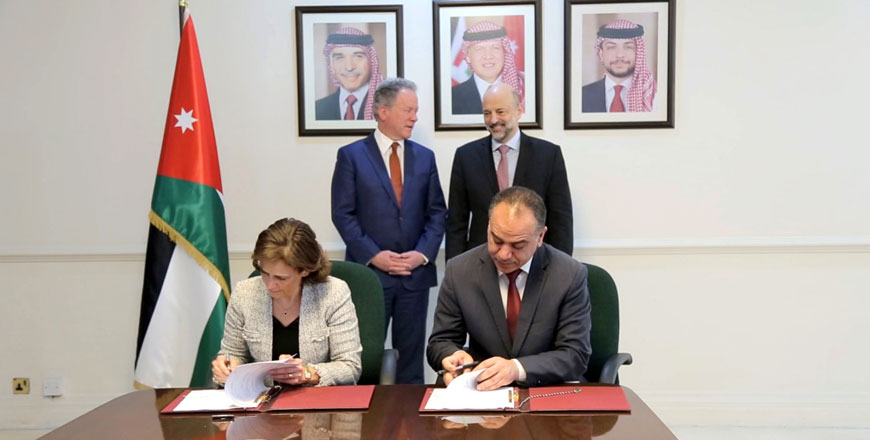 Prime Minister Omar Razzaz attends the signing of a grant agreement between the Ministry of Agriculture and the United Nations World Food Programme on Thursday (Petra photo)