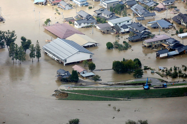 This aerial view shows flooded homes beside the collapsed bank of the Chikuma river in Nagano, Nagano prefecture on Sunday, one day after Typhoon Hagibis swept through central and eastern Japan (AFP photo)