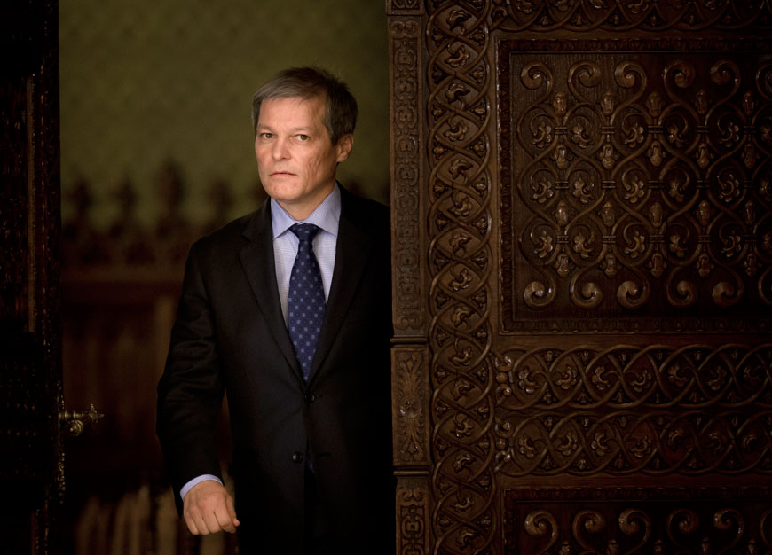Dacian Ciolos arrives for the first statement shortly after being designated by Romanian President Klaus Iohannis as the new Romanian prime minister at the Cotroceni Presidential Palace in Bucharest, Romania, on Tuesday (AP photo)