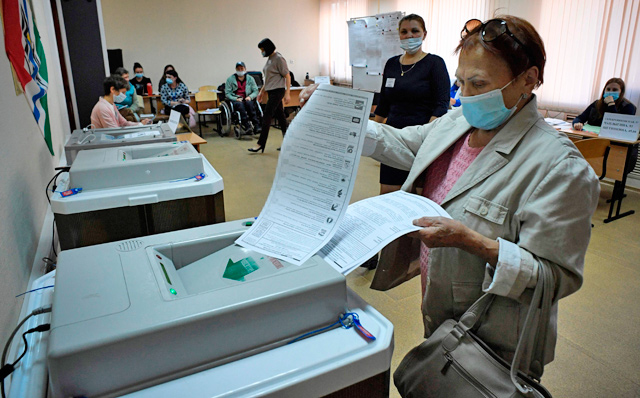 A woman casts her ballot at a polling station in Novosibirsk, on Sunday (AFP photo)