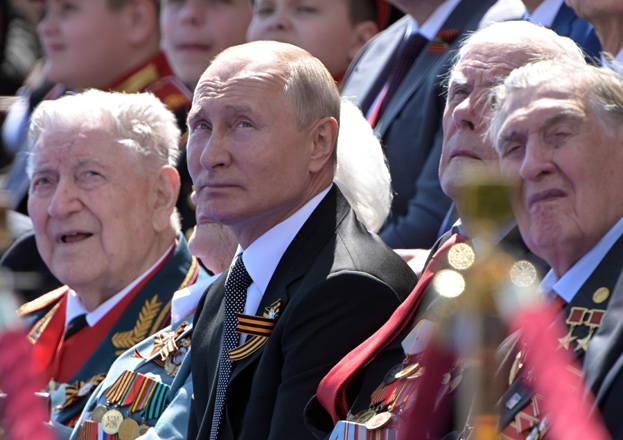 This photo shows Russian President Vladimir Putin and veterans watching a military parade, which marks the 75th anniversary of the Soviet victory over Germany in World War II, at Red Square in Moscow, on Wednesday  (AFP photo)